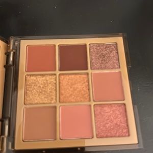 Huda Beauty NUDE MEDIUM